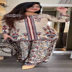 Conjunto de top y pantalón de crepé con estampado digital y pedrería, ideal para fiestas, de proveedor de Surat. - Product Image 1