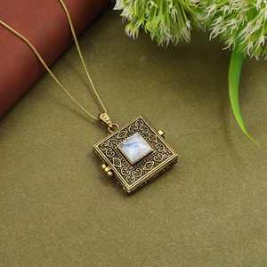 Colgante de piedras preciosas estilo vintage con medallón cuadrado, caja de oración dorada antigua, collar de recuerdo, regalo para ella. - Product Image 4