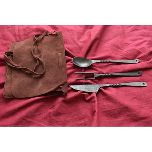 Ensemble de couverts médiévaux, ustensiles de table d'inspiration traditionnelle, collection de couteaux, fourchettes et cuillères en acier inoxydable avec un design élégant - Product Image 2