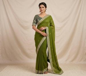 Sari en soie Rangoli avec broderie Zari et travail de sequins, bordure Arco, et chemisier en soie entièrement brodé avec un travail lourdement orné. - Product Image 2