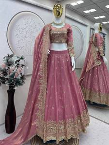 Conjunto de lehenga choli VASTRA COTTAGE de dos tonos en seda Fandy, lehenga con bordado y lentejuelas, con dupatta de seda Fandy. - Product Image 5