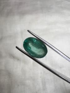Émeraude naturelle zambienne de 3,48 carats, forme ovale, pierre précieuse vert foncé facettée, pierre précieuse pour la fabrication de bijoux fins, vente en gros - Product Image 1