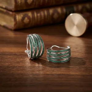 Pendientes pequeños de diseñador polaco de plata de excelente calidad a la moda, ropa moderna para fiesta, función de boda, colección de ropa para mujer - Product Image 1