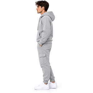 Conjunto deportivo para hombre, color gris claro, con sudadera con capucha y cremallera, pantalones jogger texturizados tipo cargo y sudadera con cremallera completa. - Product Image 3