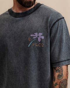 Camiseta de punto negra lavada para hombre, corte regular, cuello redondo, estilo casual urbano, ecológica, 100% algodón, construcción relajada - Product Image 2