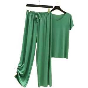 Ensemble T-shirt et pantalon d'été tendance pour femme, taille élastique régulière, style décontracté, taille extensible, motif uni, haut et pantalon longueur genou - Product Image 1