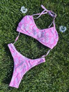 Bikini personnalisé rose à imprimé serpent avec strass, maillot de bain vintage à lettrage scintillant, halter sexy pour femme - Product Image 3