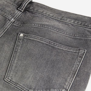 Shorts en jean gris déchiré pour homme, coupe droite, ourlet retroussé, style décontracté d'été - Product Image 3