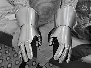 Guantes de Caballero Medievales Artísticos de Metal, Acabado Pulido, para Coleccionistas, Decoración Medieval, de Fabricante Confiable - Product Image 4