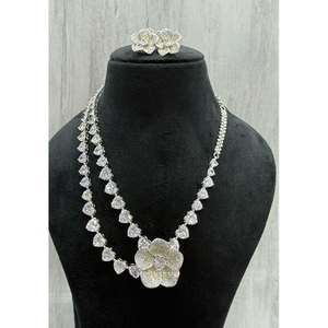 Hermoso Juego de Collar y Aretes de Moissanita y Latón Plateado, Diseño Clásico para Bodas y Compromisos, Colección para Mujer - Product Image 1