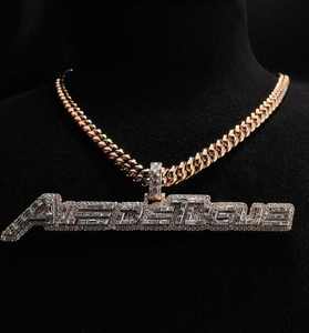 จี้ชื่อเงินแท้ 925 ชุบทองคำสีกุหลาบ ประดับเพชรโมอิสซาไนต์ทรงบาแกตต์ VVS1 สำหรับผู้ชาย สไตล์ฮิปฮอป เครื่องประดับสุดหรู ทันสมัย - Product Image 1