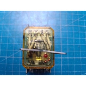Conjunto de Relé y Base IDEC SY4S-05 + RY4S-UL Usado Como Está, Piezas de Equipos Semiconductores Legados - Product Image 5