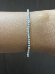 สร้อยข้อมือเพชรทรงกลมเพาะเลี้ยง 1.98 กะรัต รับรองโดย IGI ทอง 14K ฝังแบบ Prong Set ระดับความสะอาด VVS1 เครื่องประดับหรูหราคลาสสิกสำหรับผู้หญิง - Product Image 1