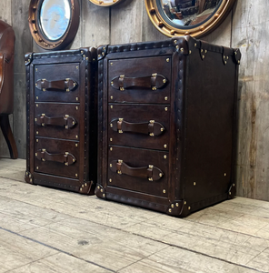 Commode vintage en cuir à 3 tiroirs, style coffre antique, pour salon ou table de chevet, avec clous et poignées en laiton - Product Image 4