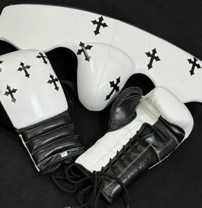 Ensemble de boxe pour adultes de haute qualité : Gants en cuir, protège-tête et protège-guêtres avec attache de poignet, emballage personnalisé pour l'entraînement - Product Image 2