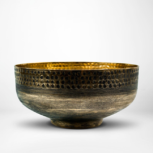 Bol de service en or brossé avec motif gravé au centre. Disponible à prix de gros pour des décors élégants pour la salle à manger et la maison. - Product Image 2