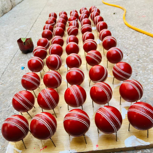Pelota de Cricket Roja Hecha a Mano, Tamaño para Hombres, Mujeres, Jóvenes y Niños - Product Image 1
