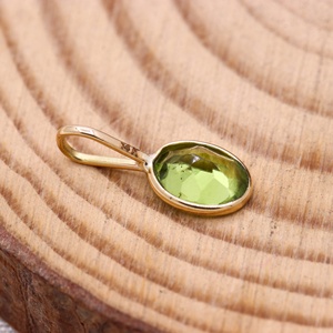 Pendentif pour femme fait main en pierre précieuse péridot de forme géométrique naturelle, serti clos en or plaqué 14 carats, pour la vente en gros - Product Image 4
