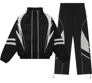Ensemble de survêtement sportif pour homme, noir et gris, avec veste zippée et pantalon en polyester tricoté, idéal pour l'automne - Product Image 1