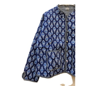 Chaqueta de algodón reversible hecha a mano índigo con tela texturizada acolchada a rayas y estampado de bloques y estilo informal - Product Image 2