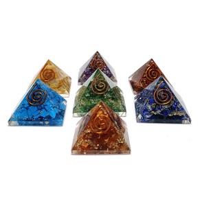 Pyramide d'orgone 7 chakras avec pierres de cristal et bobine en laiton, gravée au laser, écologique, pour le sport et les jeux - Product Image 4