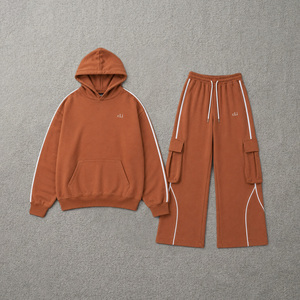 Ensemble survêtement deux pièces oversize streetwear pour femme avec logo personnalisé, poches cargo, coupe ample, rayures, mode, production en gros OEM - Product Image 3