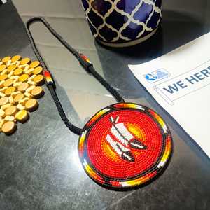 Chaînes de pendentifs en plumes perlées faites à la main, perles noires, blanches, brunes, jaunes, oranges, rouges, cordon long, style artistique et culturel - Product Image 4
