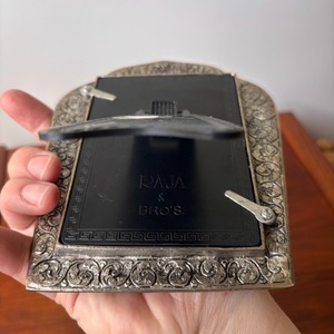 Marco Decorativo para Mesa con Diseño en Relieve, Marco de Espejo de Metal Ornamentado, Rectangular, Estilo Vintage - Product Image 3