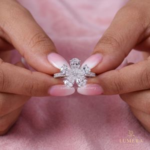 Anillo de compromiso con diamante cultivado en laboratorio en forma de racimo floral, diseño de pétalos de diamante talla pera a juego con banda micro pavé, joyería nupcial - Product Image 3