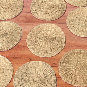 Sous-verres en jonc de mer tressé en spirale avec bordure rouge, ajoutant un charme naturel aux tables à manger et aux collections de décoration intérieure - Product Image 2