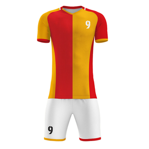 Camiseta de Fútbol a Rayas Rojas y Amarillas para Hombre, Manga Corta, Cuello en V, Uniforme de Fútbol que Absorbe la Humedad, con Logotipo y Nombre del Jugador - Product Image 2