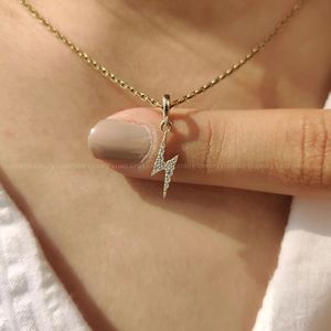 Pendentif moderne en forme de foudre avec diamants ronds en or jaune, bijou raffiné pour femme, collier élégant, cadeau, bijoux personnalisés - Product Image 4
