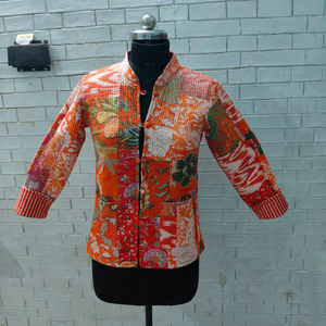 เสื้อแจ็คเก็ตผ้าควิลท์ปักลายดอกไม้แบบสั่งทำพิเศษ ดีไซน์หรูหราสไตล์กันตะ งานแฮนด์เมด ผ้าปะต่อแบบสบายๆ และมีสไตล์เหนือกาลเวลา - Product Image 2