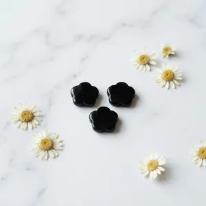 Onyx noir naturel sculpté à la main, motif floral, 18x18mm, pierre précieuse traitée thermiquement avec jeu de couleurs pour la fabrication de bijoux - Product Image 6