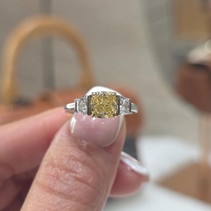Bague de fiançailles de luxe en or bicolore 14K avec diamant jaune fantaisie de 2,30 carats de taille coussin, cultivé en laboratoire, trois pierres, sertissage en barrette trapézoïdale - Product Image 1