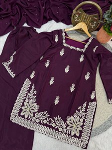NOUVEAU DESIGNER ROMAN SILK TOP PALAZZO ET DUPATTA EN SOIE ROMAINE AVEC TRAVAIL GONFLEÉ ET GÉLÉNOUCHÉ - Product Image 5