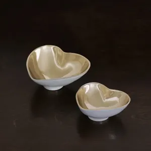 Assiette à dessert en céramique en forme de cœur, design minimaliste fait main, couleur unie, finition polie pour les occasions de mariage - Product Image 2