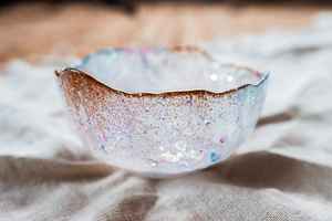 Bandeja de Servicio Artesanal de Resina Personalizada con Borde de Cuarzo Ahumado, Pintada a Mano, Diseño Atemporal para Decoración de Mesa - Product Image 4