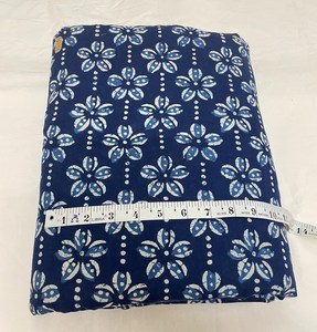 Tissu en coton léger écologique bleu marine imprimé à la main, motif floral blanc, style Jaipur Sanganeri, pour robes, décoration intérieure et vêtements pour filles - Product Image 2