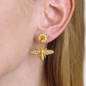 Modernos Pendientes de Acero Inoxidable Chapados en Oro de 18K con Diseño de Abeja, Margarita y Circonitas, Joyería de Abeja - Product Image 4