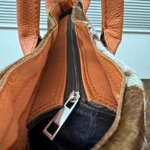 Sac fourre-tout en cuir véritable fait main de qualité supérieure avec broderie et fermeture éclair, style vintage pour femme, sac à bandoulière tendance pour le shopping LHTB-0088 - Product Image 6