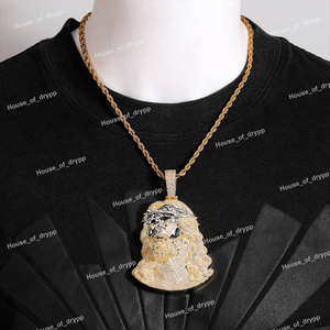 Colgante de Cabeza de Jesús Hecho a Mano en Plata, con Incrustaciones de Piedras con Aspecto de Diamante Moissanite, Cadena con Diseño Religioso - Product Image 3