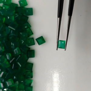 พลอยออนิกซ์สีเขียวธรรมชาติ 4 มม. ทรงสี่เหลี่ยมเจียระไนแบบสเต็ปคัท คุณภาพดีที่สุด พลอยเม็ดเดี่ยวสำหรับทำเครื่องประดับ ผลิตภัณฑ์จากเรดเมาน์เทนเจมส์ - Product Image 1