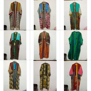 Kimono de luxe d'été, robe longue patchwork faite main, style indien vintage, en soie de sari recyclée, idéal comme cache-maillot ou tenue de nuit. - Product Image 2