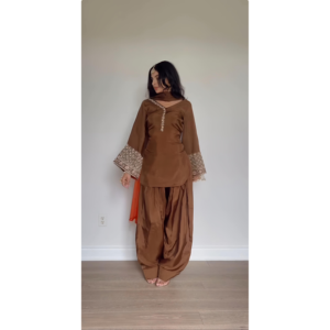 Ensemble haut-bas et dupatta avec broderie et travail de sequins en tissu satiné - Product Image 1