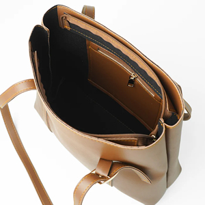 Sac fourre-tout en cuir véritable pour femmes |   Sac à bandoulière à fermeture éclair haute |   Sac à main minimaliste pour un usage quotidien |   Personnalisable de qualité supérieure - Product Image 6
