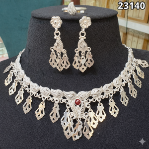 ชุดเครื่องประดับสร้อยคอและต่างหูรูปดอกไม้ชุบทอง 24K จาก MOLL JEWELLERS ดีไซน์อินเดียทันสมัย ผลิตจากโลหะผสมสังกะสี ประดับด้วยเพชรซิร์คอน เหมาะสำหรับเป็นของขวัญงานแต่งงานสำหรับผู้หญิง - Product Image 3