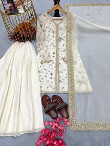 Conjunto de Salwar Kameez de Diseño Premium para Fiestas y Bodas, Top de Seda Pura, Pantalones Palazzo y Dupatta con Bordado y Adornos de Moti - Product Image 4