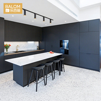 Armoires de cuisine BALOM OEM ODM sans poignées, finition noire mate, avec îlot en marbre, crédence en marbre, armoires de cuisine sur mesure