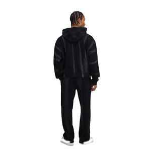 Ensemble survêtement homme noir avec sweat à capuche entièrement zippé orné de strass et pantalon assorti – Vêtements OEM ODM en gros - Product Image 6